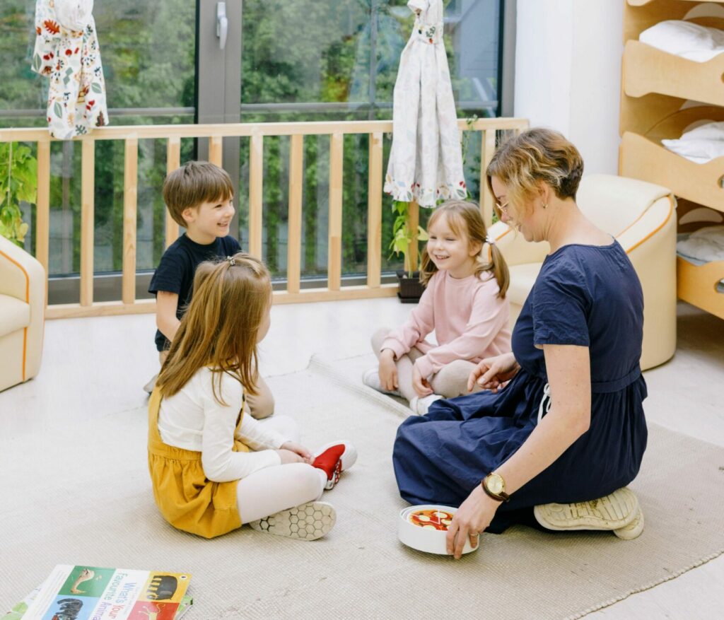 Espace de jeux sécurisé avec mobilier adapté, tapis d’éveil et activités pour jeunes enfants.