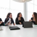 Équipe de professionnels de la petite enfance réunie pour une analyse de la pratique professionnelle
