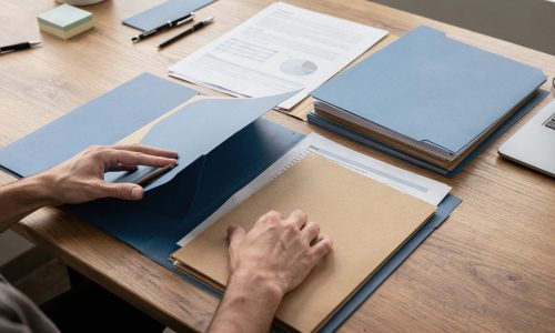 Entrepreneur analysant un dossier financier et un budget pour l’ouverture d’une micro-crèche.